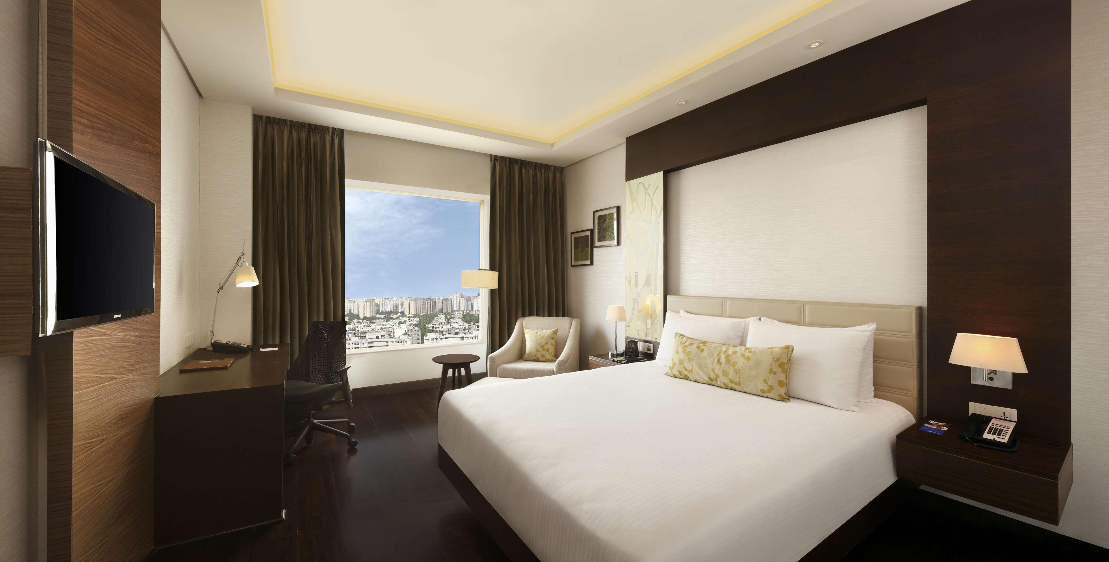 Doubletree By Hilton Gurugram Baani Square Hotel Gurgáon Kültér fotó