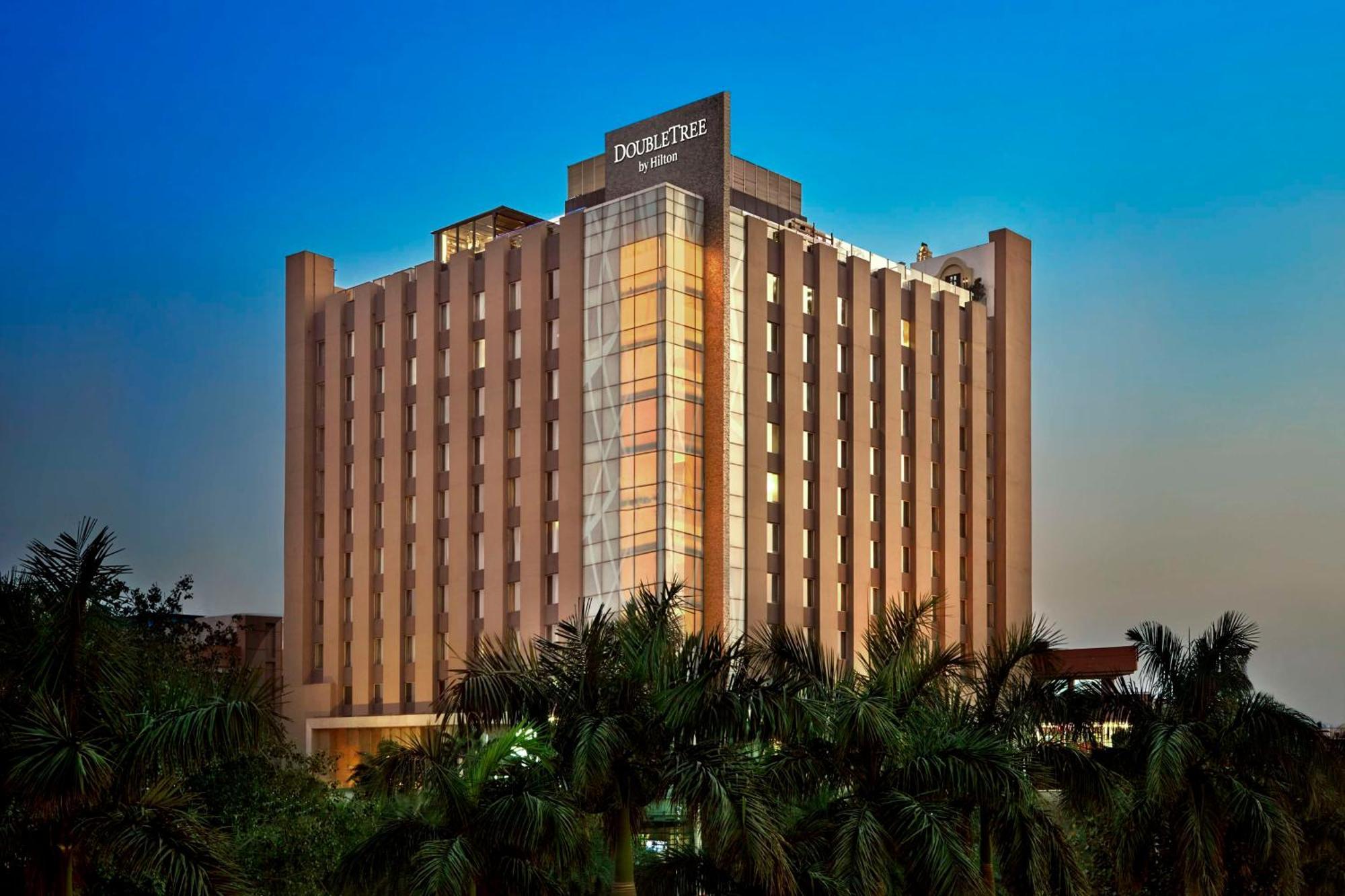 Doubletree By Hilton Gurugram Baani Square Hotel Gurgáon Kültér fotó