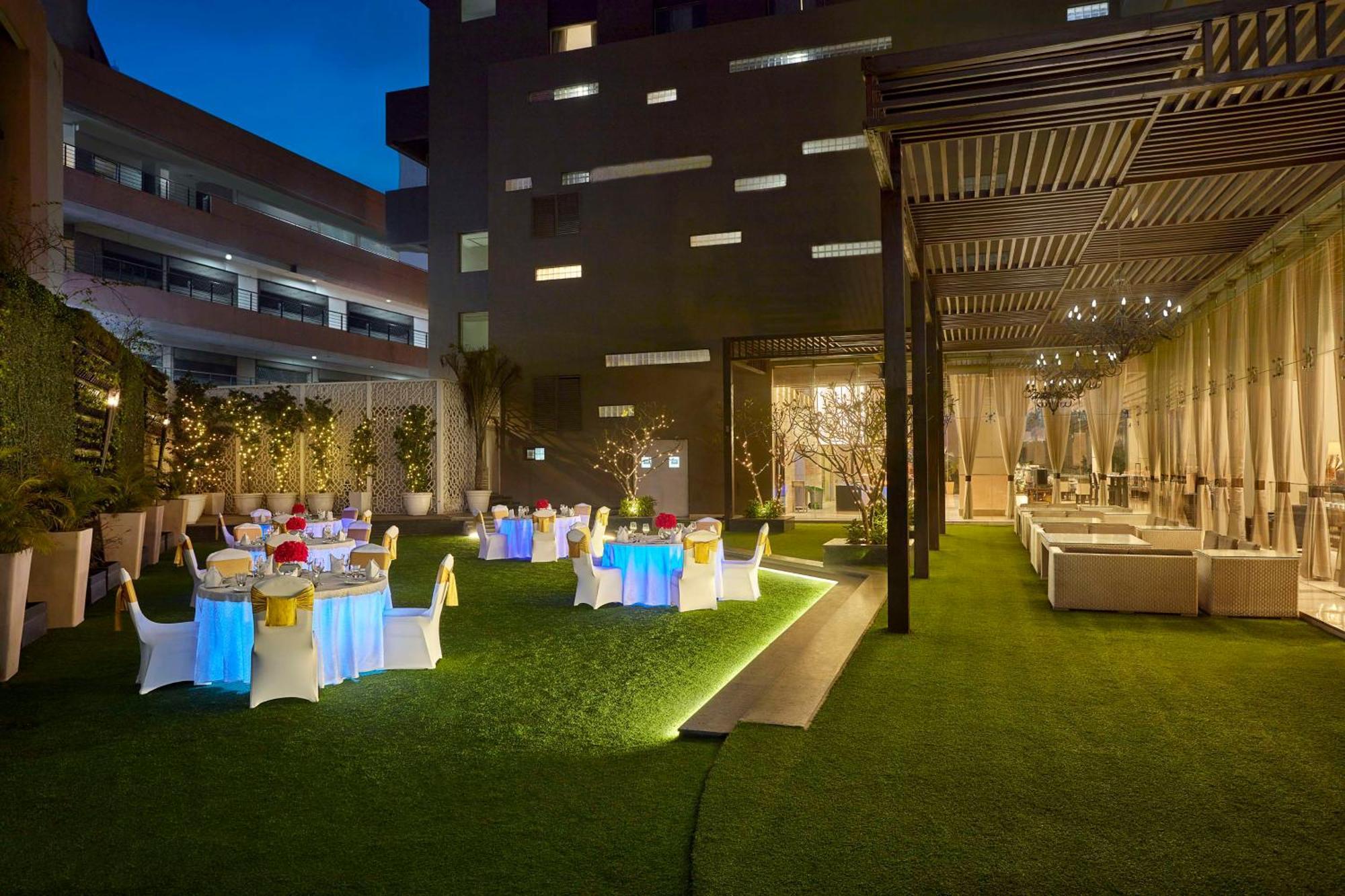 Doubletree By Hilton Gurugram Baani Square Hotel Gurgáon Kültér fotó