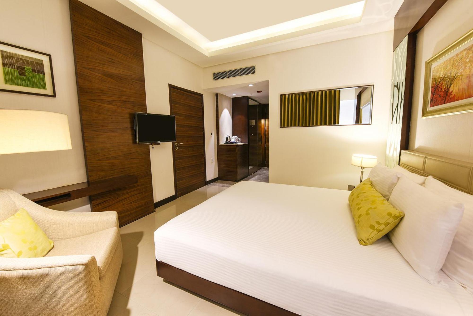 Doubletree By Hilton Gurugram Baani Square Hotel Gurgáon Kültér fotó