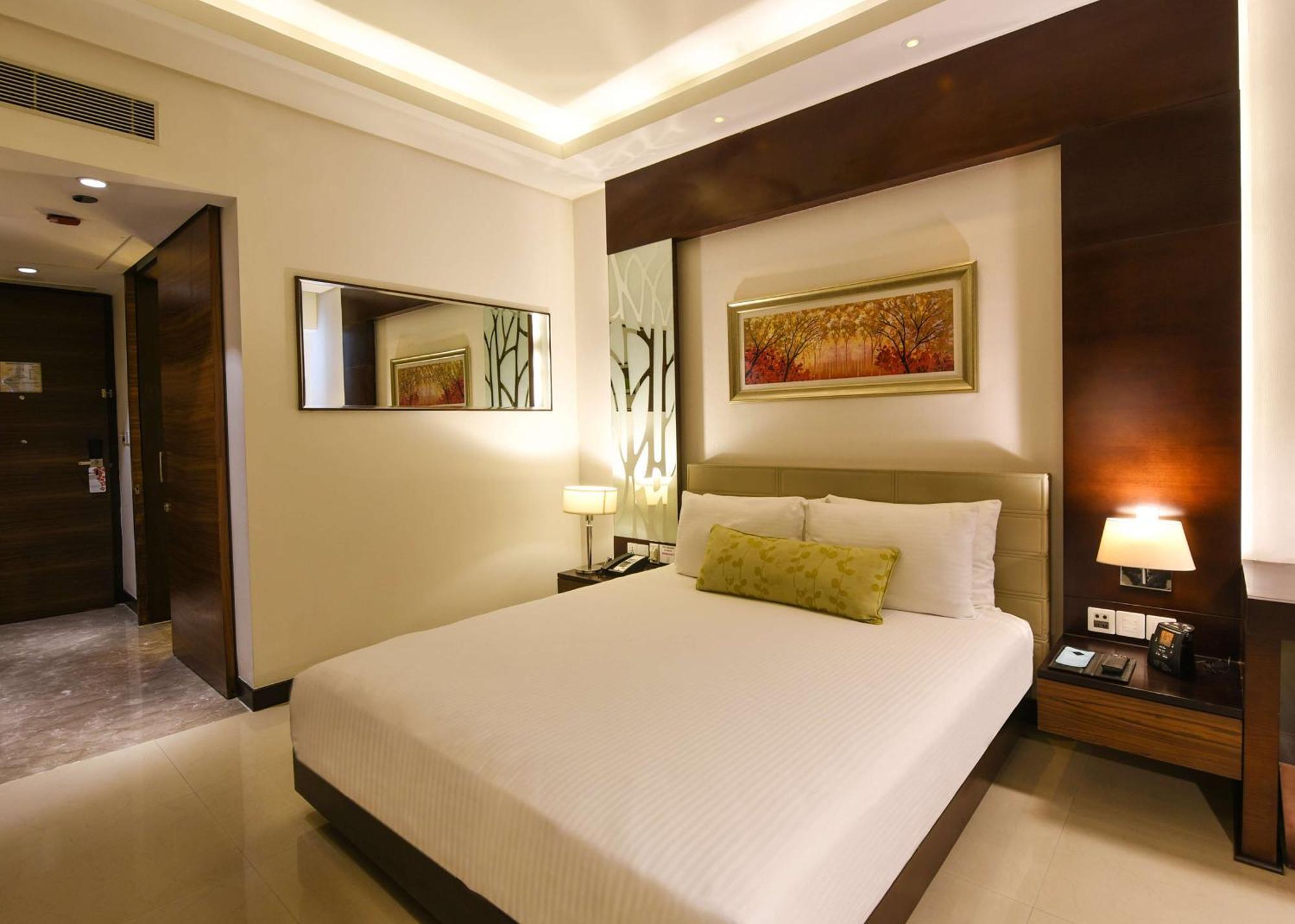 Doubletree By Hilton Gurugram Baani Square Hotel Gurgáon Kültér fotó