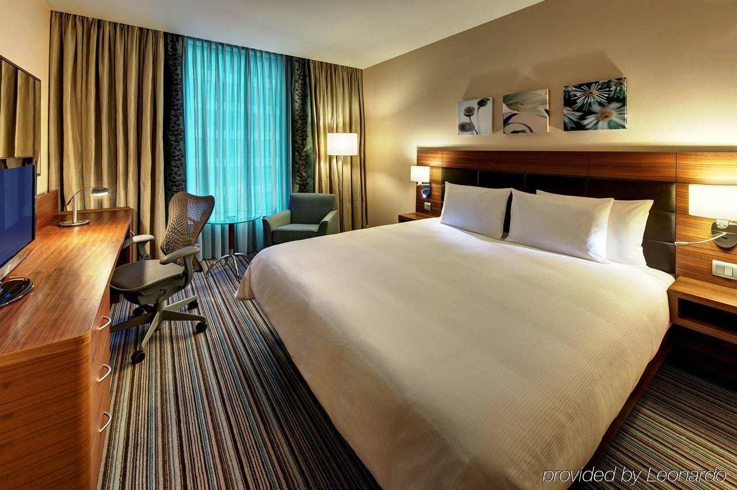Doubletree By Hilton Gurugram Baani Square Hotel Gurgáon Szoba fotó